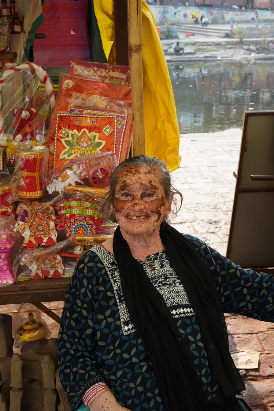 Ritratto di una venditrice al mercato, India