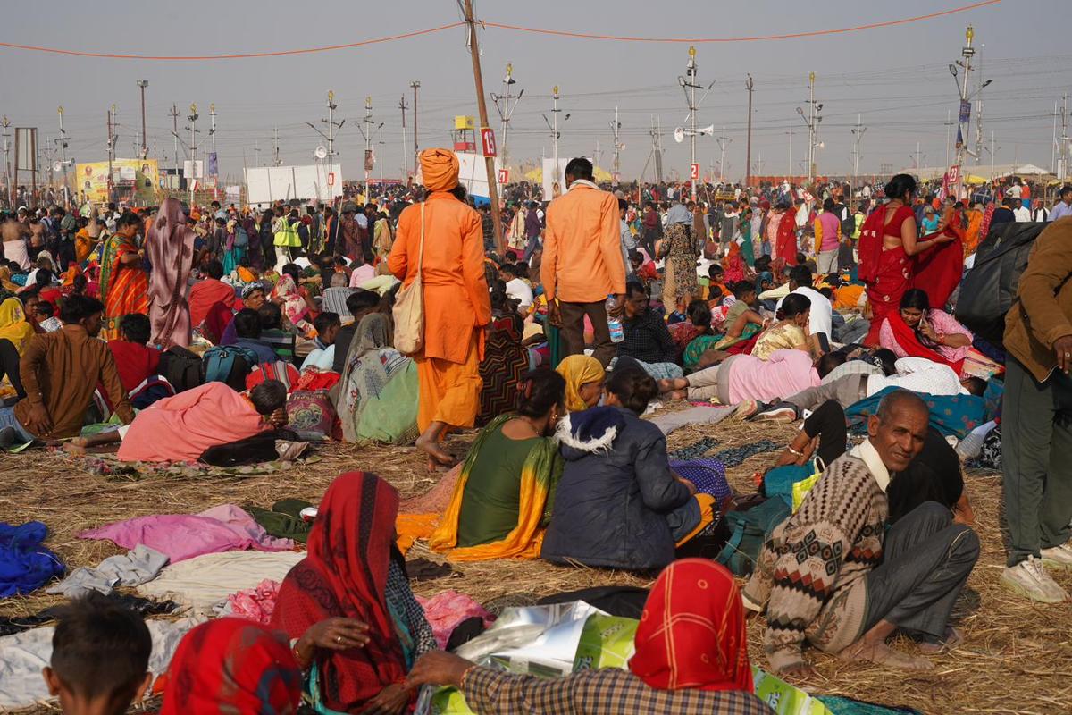 Gruppo in viaggio al mercato, India