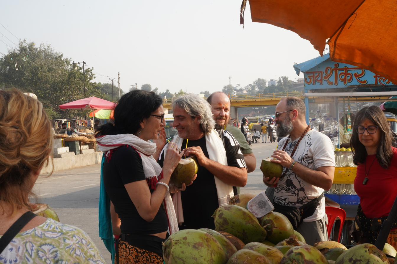 Gruppo in viaggio al mercato, India