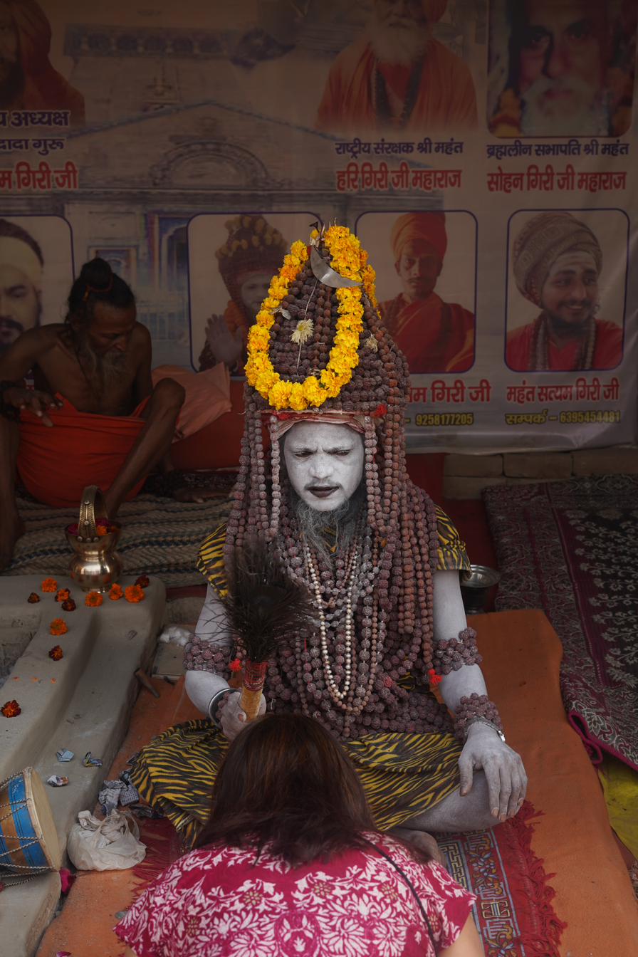 Sadhu con ghirlanda di calendule, India
