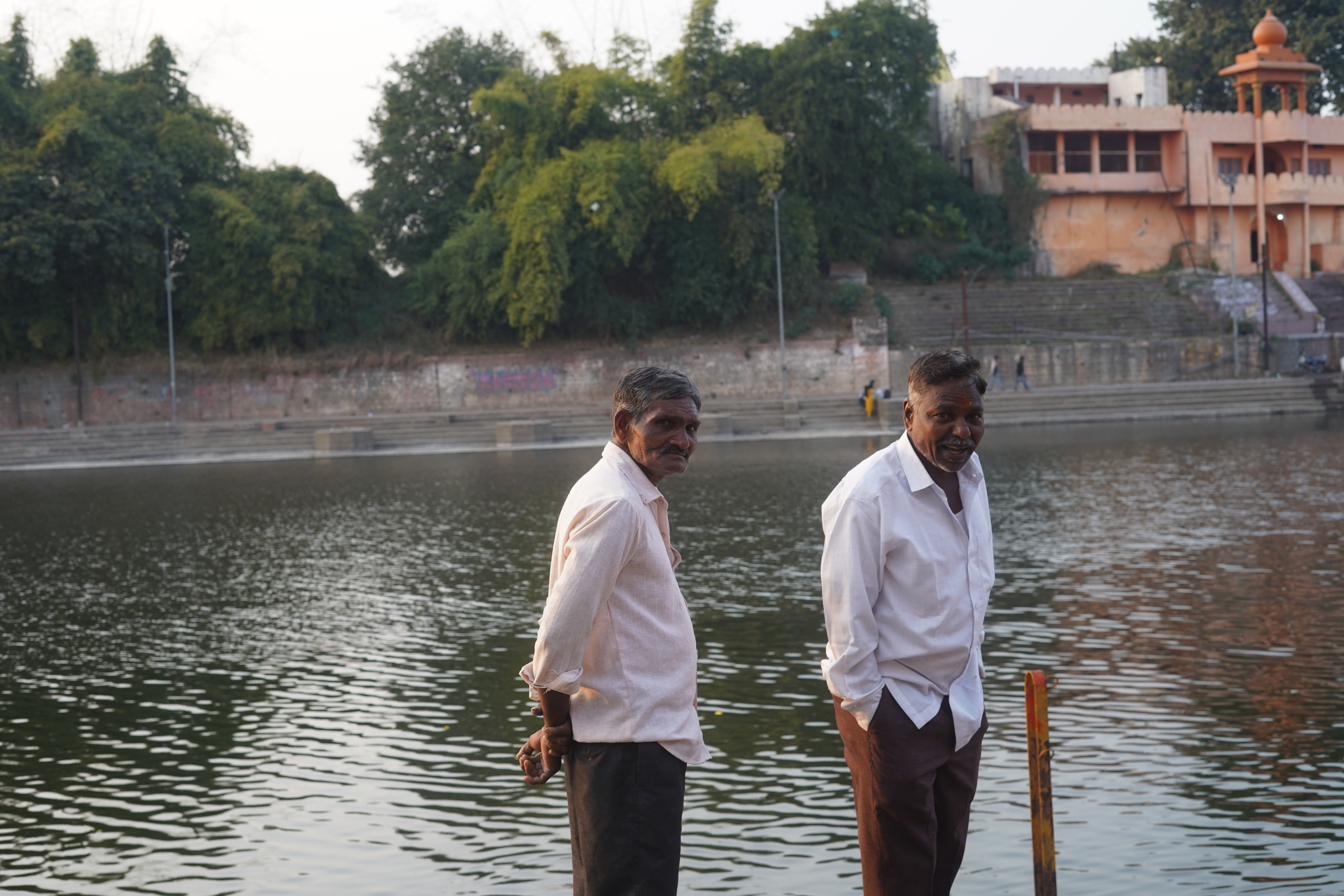 Due uomini sul lago, India