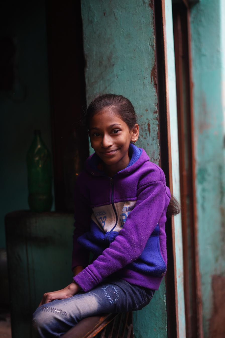 Ritratto in una porta colorata, India