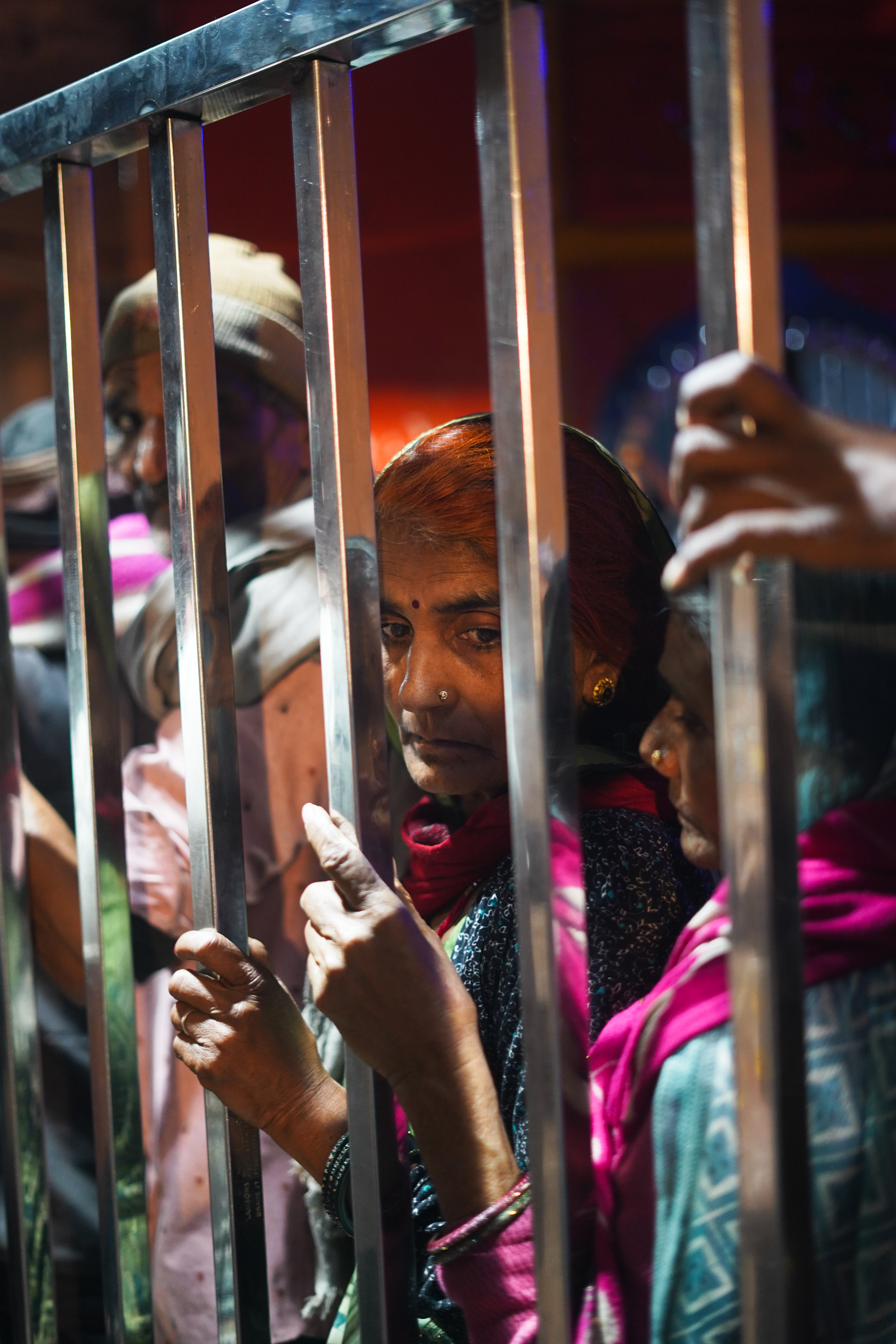 Ritratto attraverso una ringhiera, India
