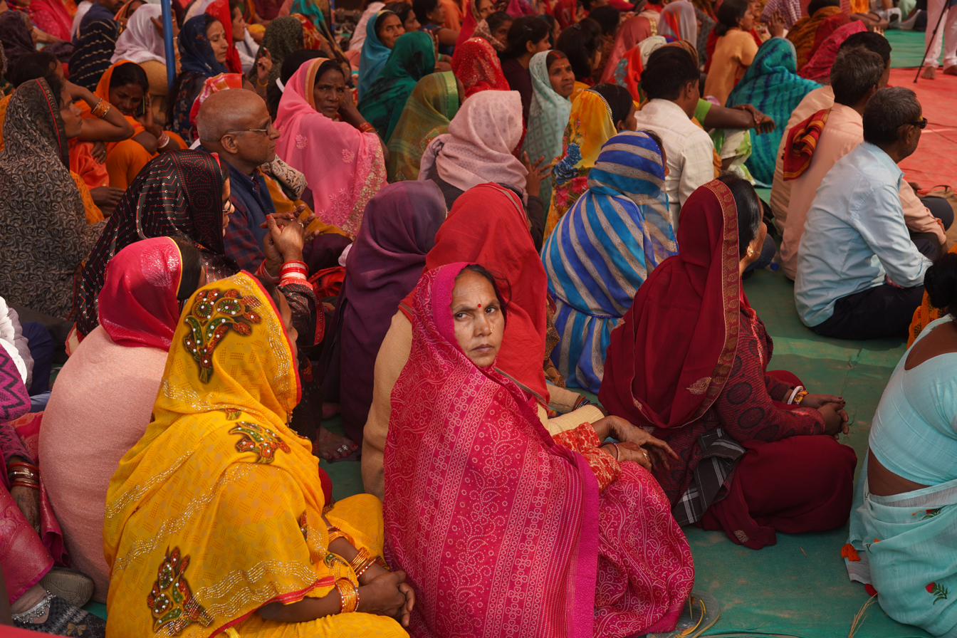 Folla in sari colorati, India