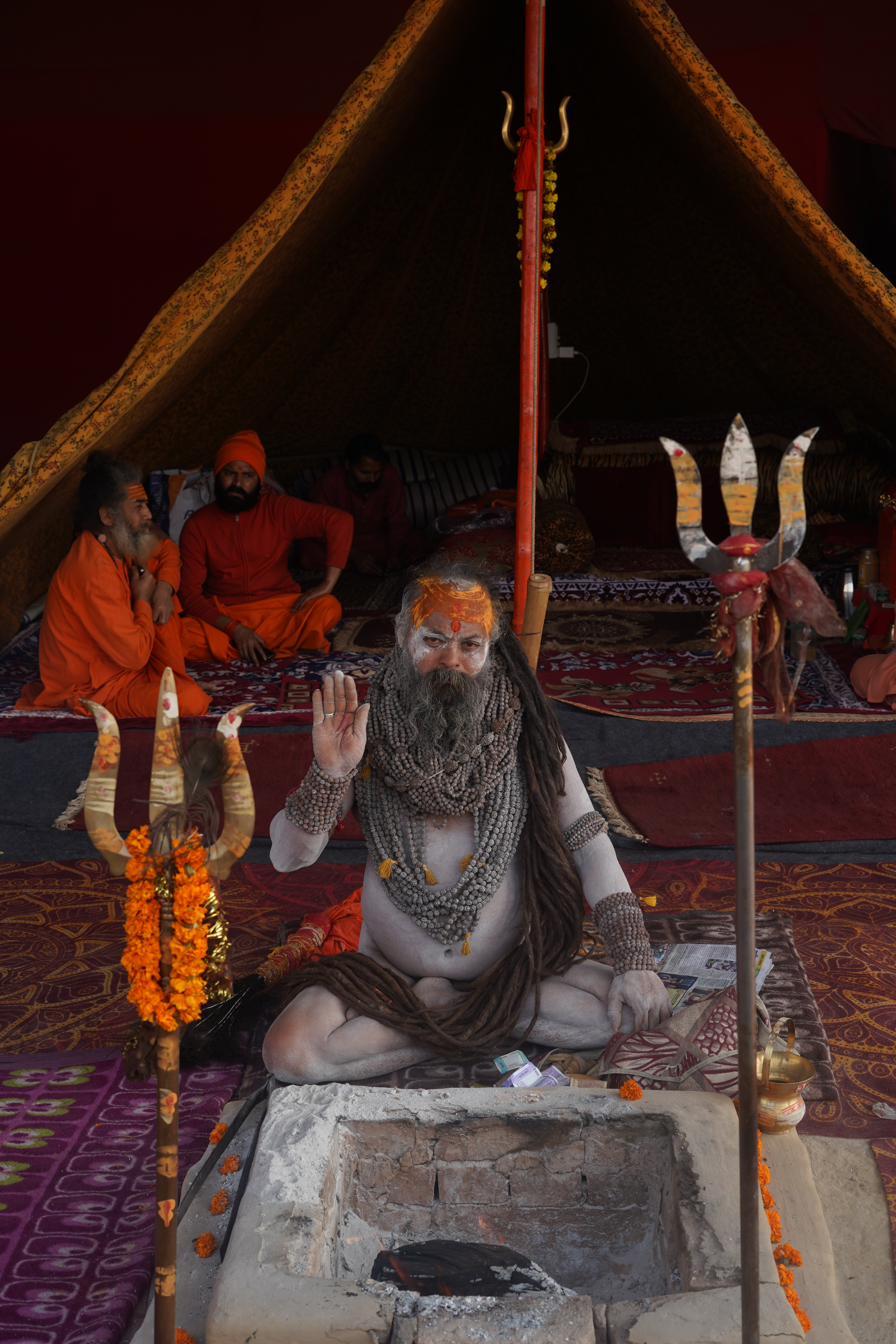 Sadhu Naga avvolto nella cenere sacra, India