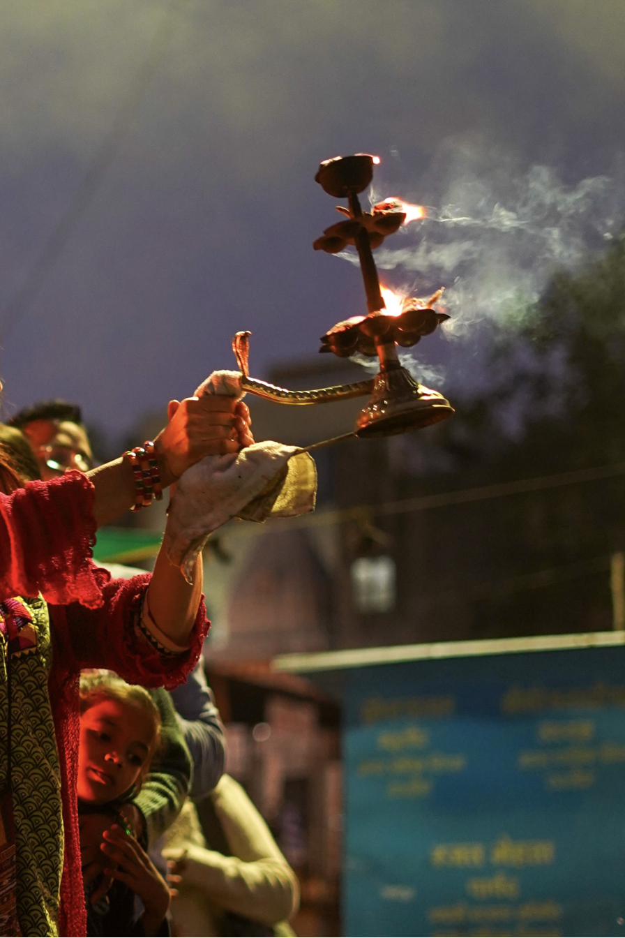 Fumo e fuoco dell'aarti, India