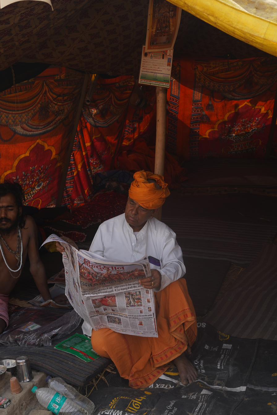 Lettura del giornale nell'accampamento, India
