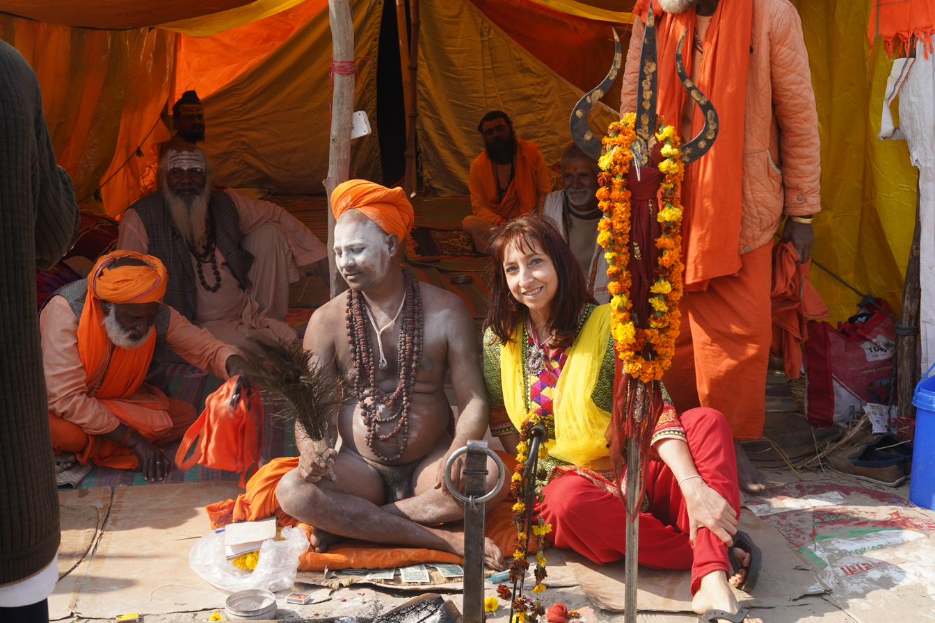 Incontro con un sadhu Naga, India