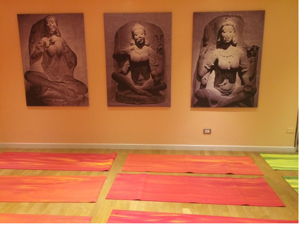 Sculture ispirate all'arte del Kashmir nella sala